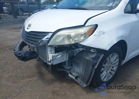 2013 Toyota Sienna Xle V6 8 Passenger z USA, uszkodzony, nr VIN 5TDYK3DC9DS400175